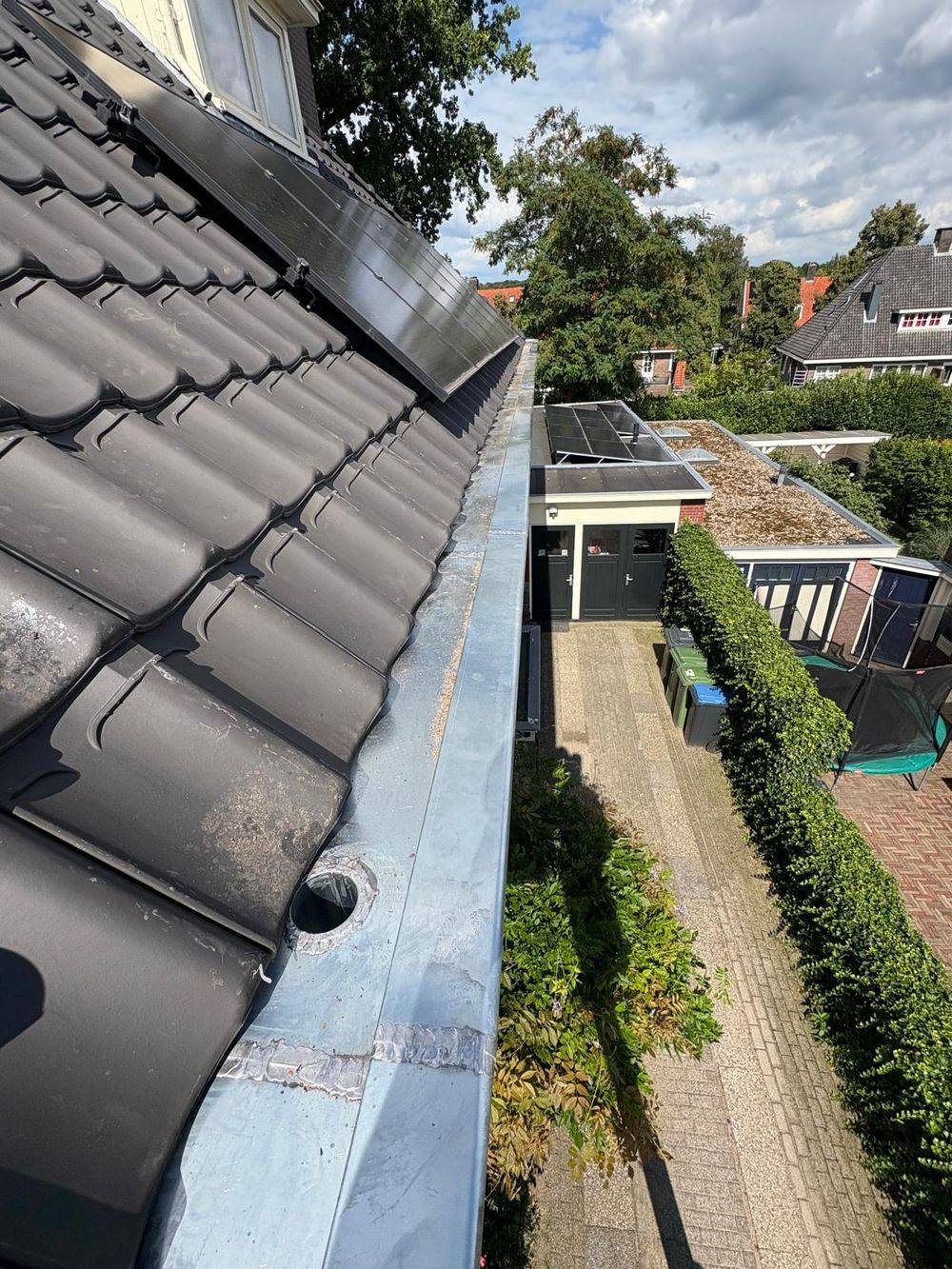 Nieuw geplaatste zinken dakgoot op een pannendak