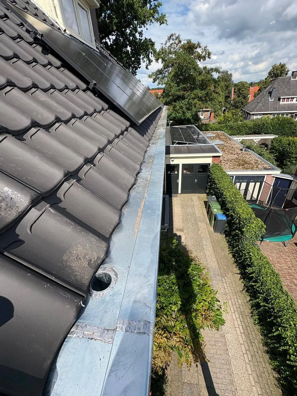 Nieuw geplaatste zinken dakgoot op een pannendak