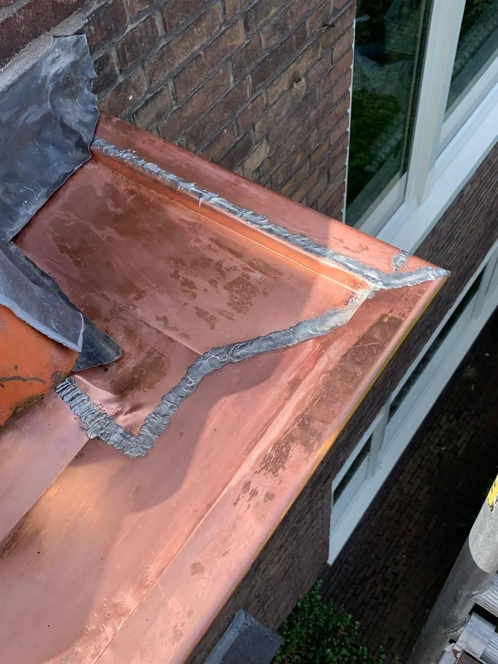 Nieuw geplaatste koperen dakgoot